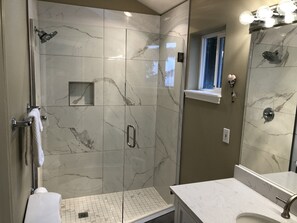 Douche, sèche-cheveux, serviettes fournies, savon
