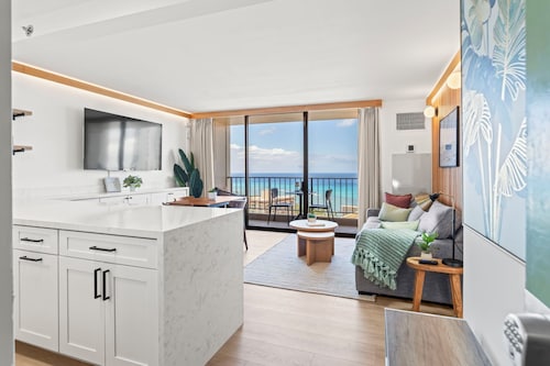 Oceanview Waikiki condo, free parking! RENOVATED 2025