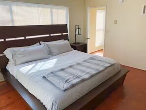 3 chambres, bureau, fer et planche à repasser, accès au Wi-Fi (inclus)