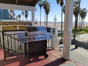 Property grounds - Venice Beach Penthouse with Ocean Views & Private Parking, Pet Friendly!! (Los Angeles)