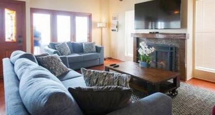 Stylish & Unique Venice Beach Penthouse with Ocean Views + Free Parking