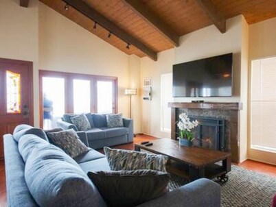 Venice Beach Oceanfront Penthouse with Panoramic Ocean Views & Free Parking