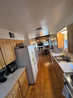 Fridge, microwave, oven, stovetop - RELAX - Munds Park Getaway! The house sleeps 10 (Pinewood)