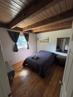 3 chambres, coffres-forts dans les chambres, fer et planche à repasser