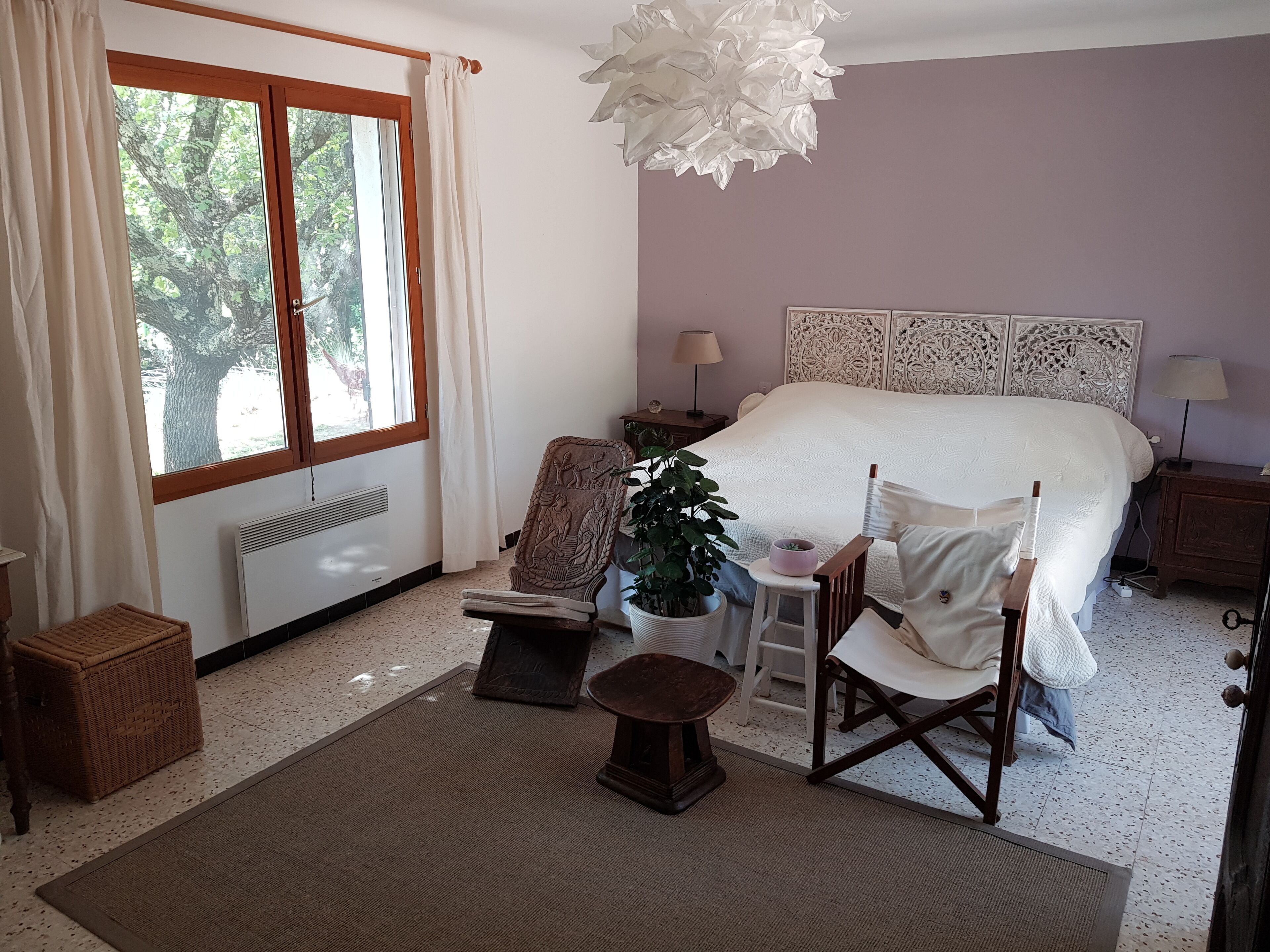 3 間睡房、房內夾萬、書桌、熨斗/熨衫板