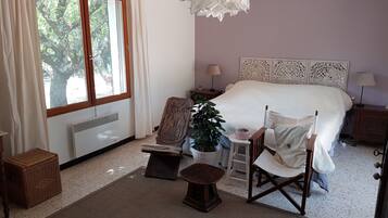 3 間睡房、房內夾萬、書桌、熨斗/熨衫板