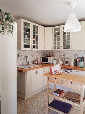 Réfrigérateur, micro-ondes, four, plaque de cuisson