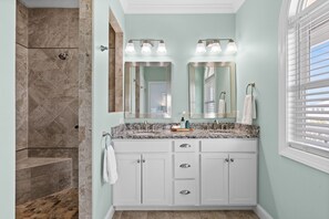 Combined shower/tub, hair dryer, towels