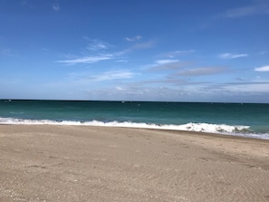 En la playa, camastros y toallas de playa
