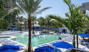 Una piscina al aire libre, una piscina climatizada