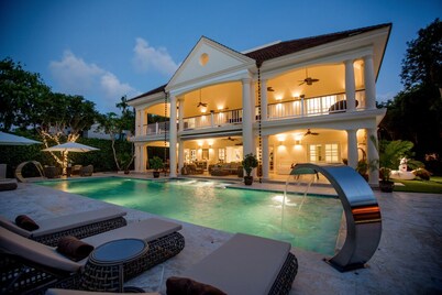 Luxury Sunshine Villa -outdoor movie screen & pool heated(50x17ft), CHEF & staff