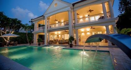 Luxury Sunshine Villa -outdoor movie screen & pool heated(50x17ft), CHEF & staff