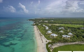 Ubicación cercana a la playa, tumbonas y toallas de playa