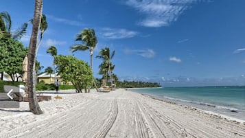 In Strandnähe, Liegestühle, Strandtücher