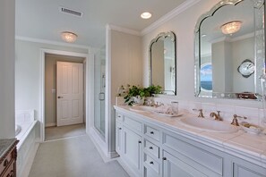 Badewanne, Whirlpool, Haartrockner, Handtücher