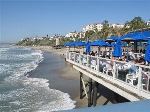 På stranden, solsenger og strandhåndklær