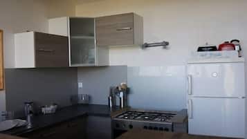 Kühlschrank, Ofen, Herdplatte, Wasserkocher mit Kaffee-/Teezubehör