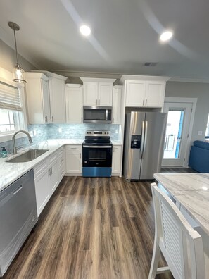 Frigorífico, microondas, horno y placa de cocina