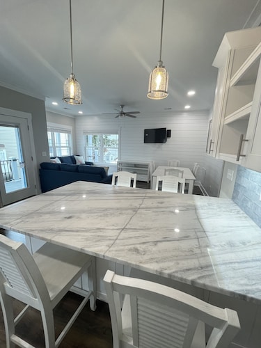 New 6 bdrm w/ ocean views. Amenities galore! Great location Close to beach!