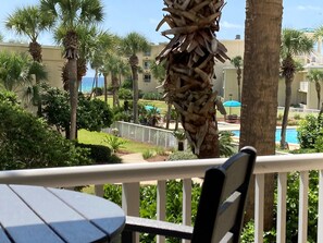 Property grounds - Newly updated!! 2 Bed 2 Bath overlooking the pool and courtyard. (Destin)