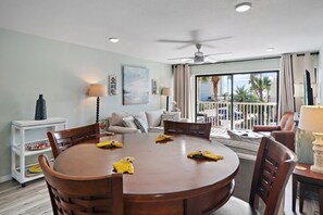 TV, books, video library - Newly updated!! 2 Bed 2 Bath overlooking the pool and courtyard. (Destin)