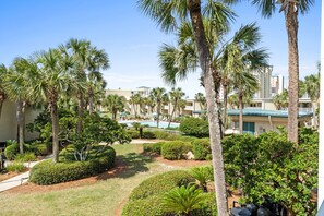 Property grounds - Newly updated!! 2 Bed 2 Bath overlooking the pool and courtyard. (Destin)