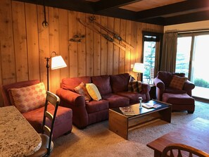 TV, peis, DVD-spiller og bøker