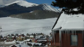 A snow-covered mountain with a small village in the foreground. - Remodeled ski in/ski out condo in Mt Crested Butte with incredible views! (Crested Butte)