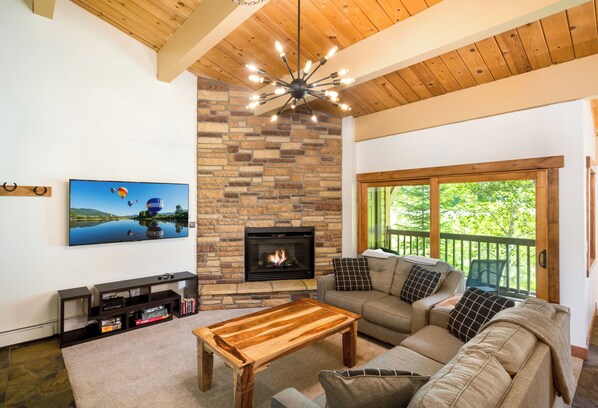 Een smart-tv, een open haard, boeken en een computerscherm