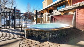 Tina de hidromasaje al aire libre