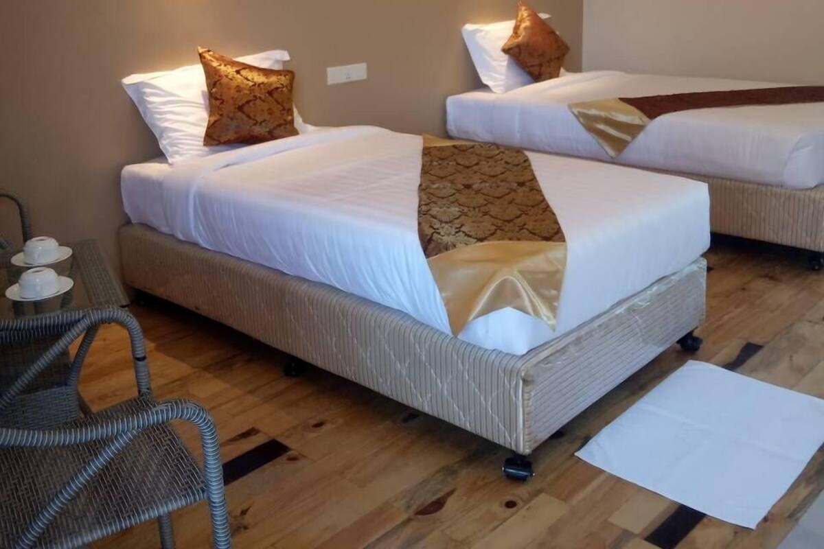 Deluxe Double or Twin Room, 2 Twin Beds, Non Smoking, Mountain View | In-room safe, blackout drapes, bed sheets
