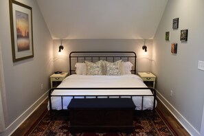 1 makuuhuone, tallelokero huoneessa, työpöytä, silitysrauta/-lauta