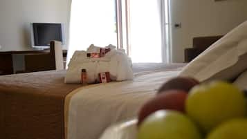 Kamer, 1 twee- of 2 eenpersoonsbedden | Een minibar, een kluis op de kamer, een bureau, verduisterende gordijnen