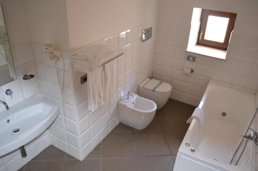 family suite | bathroom | free toiletries, hair dryer, bidet, towels