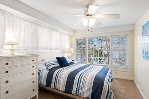 4 bedrooms, iron/ironing board, free WiFi, bed sheets - Relax at this Hidden Treasure on the Shore of Green Lake WI (Markesan)