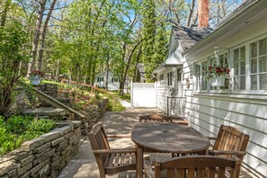 Outdoor dining - Relax at this Hidden Treasure on the Shore of Green Lake WI (Markesan)