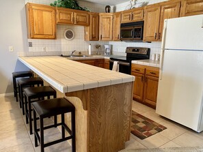 雪櫃、微波爐、焗爐、爐具