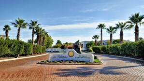A sign for Las Palmas Resort Condominiums with a paved driveway and palm trees. - Las Palmas Spectacular View-Elevator, Washer-Dryer, No Resort Fees - Great RATE! (St George)