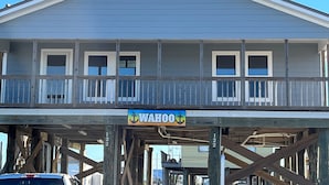 Ein zweistöckiges Gebäude mit Balkon und einem Schild, auf dem 'WAHOO' steht.