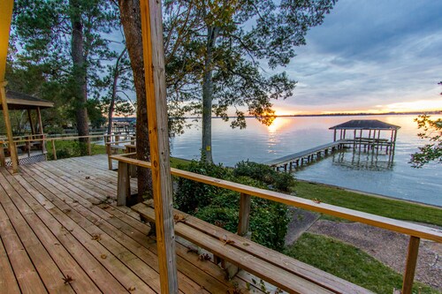 Very Private 1-Acre, 4-Bedrooms, 3-Fish Records, 21-Floor to Ceiling Windows