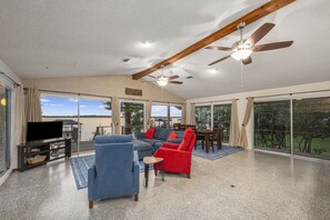 Smart TV, offices, computer monitors - Very Private 1-Acre, 4-Bedrooms, 3-Fish Records, 21-Floor to Ceiling Windows (Crosby)