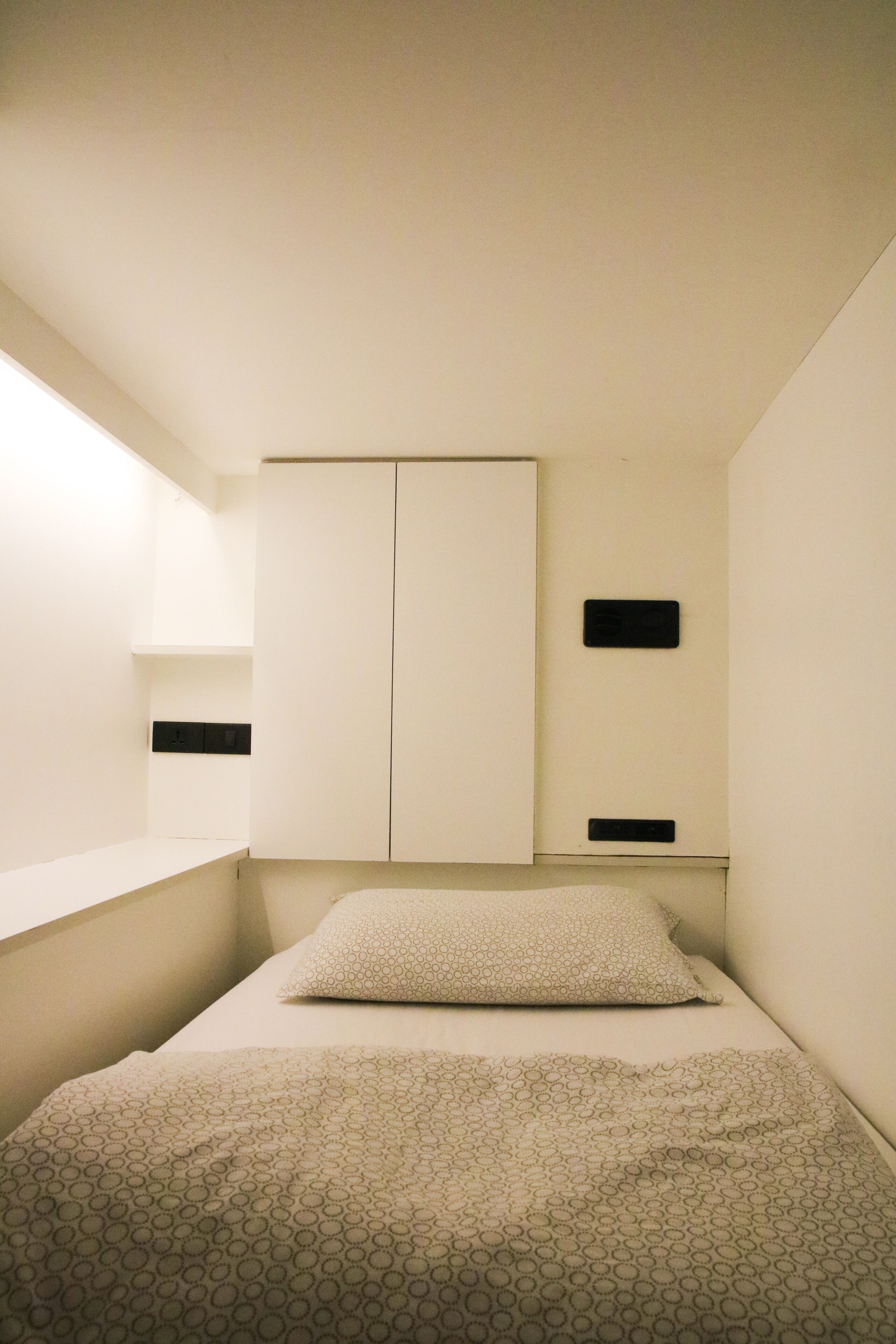 Capsule with Shared Bathroom | Free WiFi