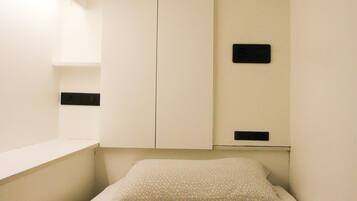 Capsule with Shared Bathroom | Free WiFi