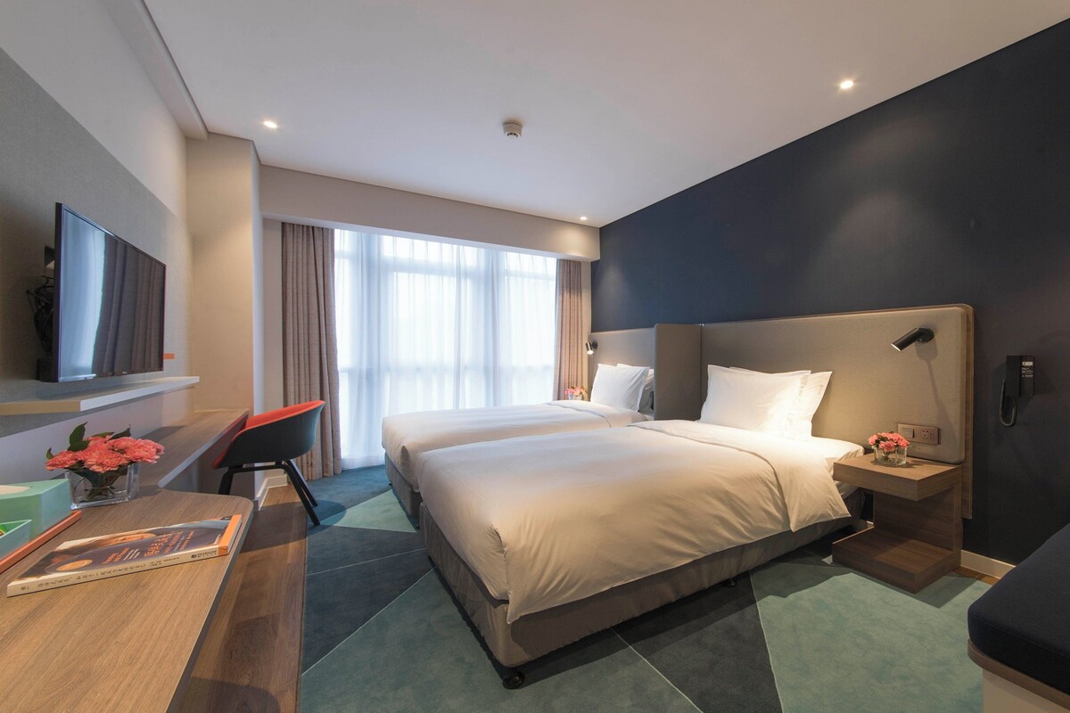 Standard Room, 2 Twin Beds, Lake View | In-room safe, soundproofing, iron/ironing board, WiFi (free)
