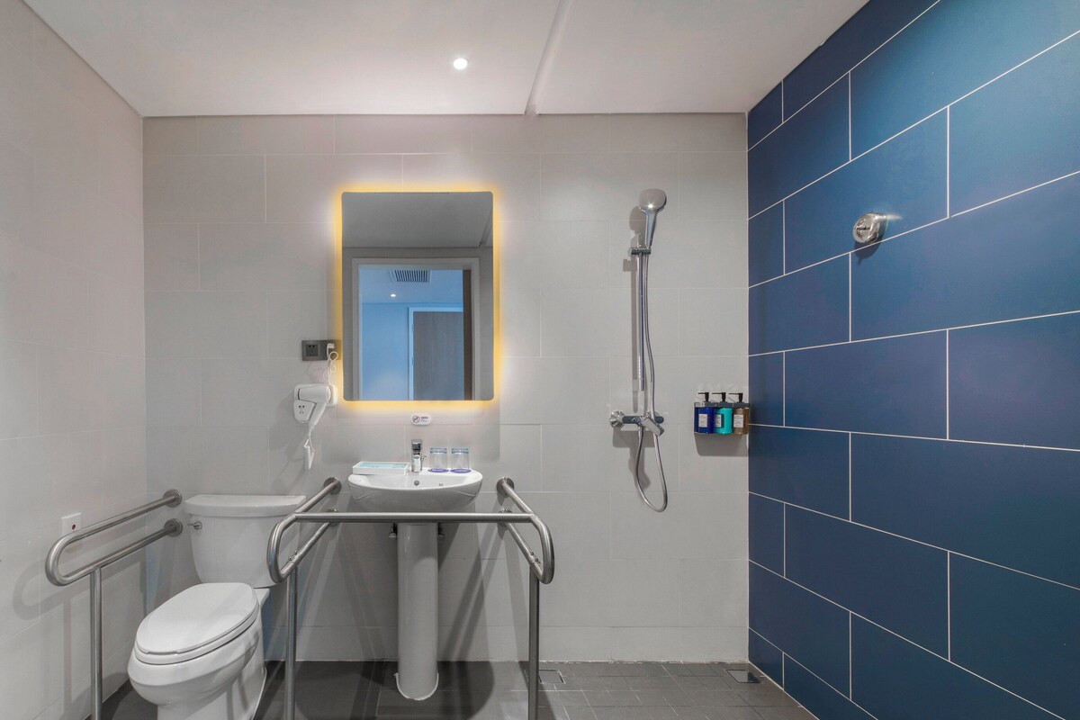 Room, 1 King Bed, Accessible | In-room safe, soundproofing, iron/ironing board, WiFi (free)