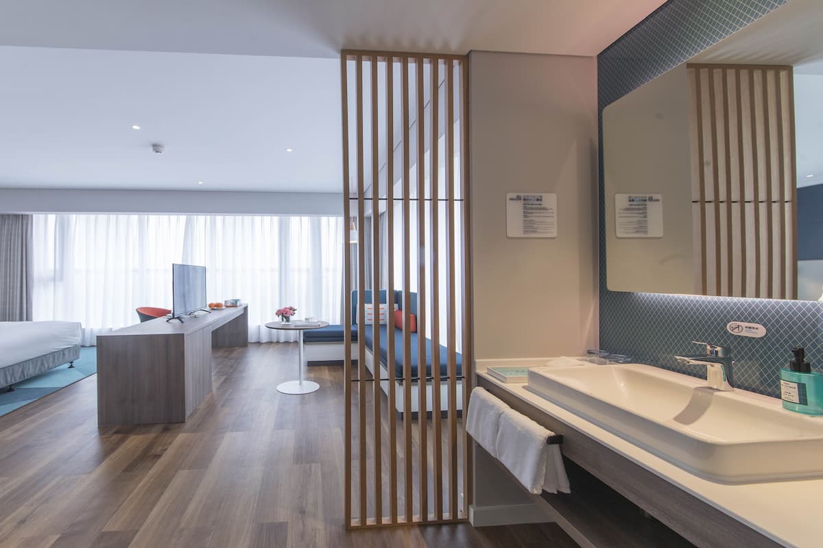Suite, 1 King-Bett | Zimmersafe, schallisolierte Zimmer, Bügeleisen/Bügelbrett