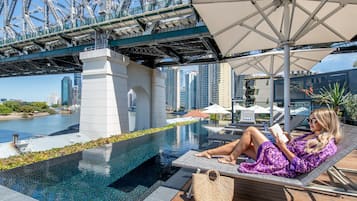 Piscina externa, funciona das 6h às 21h, guarda-sóis, espreguiçadeiras