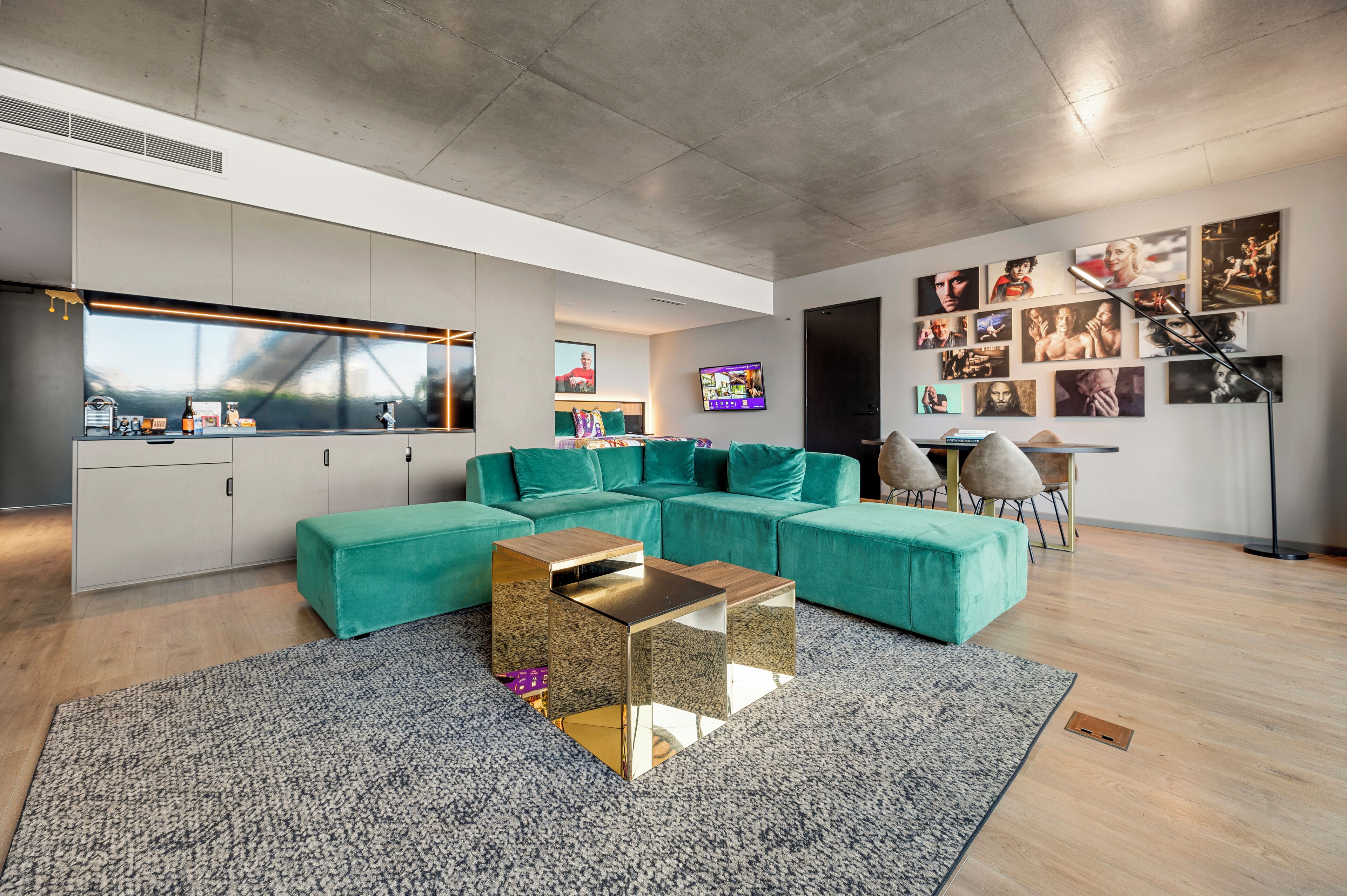 Deluxe studio (Riverview) | Woonruimte | Een 55-inch smart-tv met kabelzenders en betaalfilms