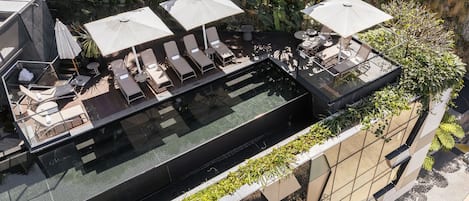 Una piscina al aire libre (de 06:00 a 21:00), sombrillas, tumbonas
