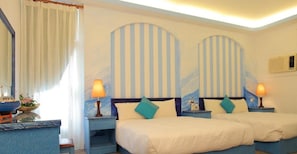 A hotel room with two beds, striped wall decor, and bedside lamps. - Country Kos Hostel (Hengchun)